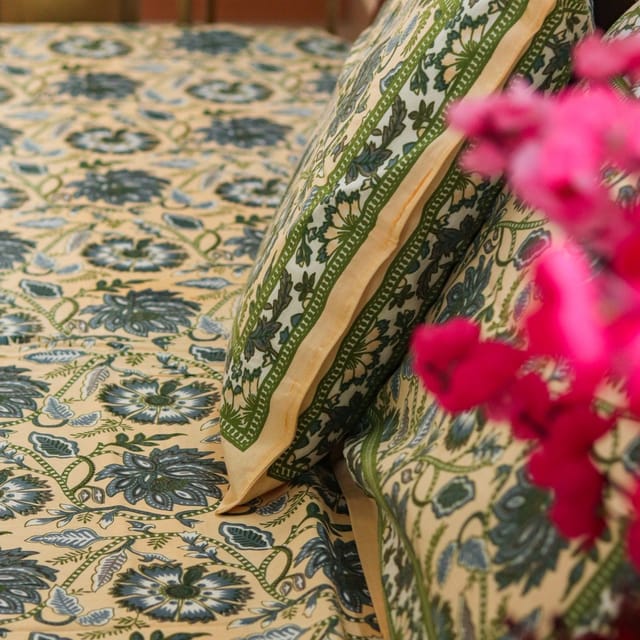 Guldaudi Floral Bedsheet Guldaudi Floral Bedsheet